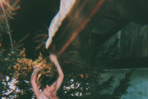 Τέλος το ξανθό για τη Μπέσυ Μάλφα: Το νέο hairlook της ηθοποιού - εικόνα 3