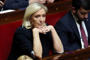 Πρώτη απάντηση Μακρόν στις κατηγορίες της Λε Πεν περί χειραγώγησης μετά την καταδίκη της: "Η δικαιοσύνη είναι ανεξάρτητη"