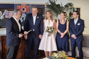 Χριστουγεννιάτικα κάλαντα πολιτικών αρχηγών: Το δώρο στον Ανδρουλάκη και το τσάμικο του Κουτσούμπα - Με τη σύζυγο ο Φάμελλος - εικόνα 6