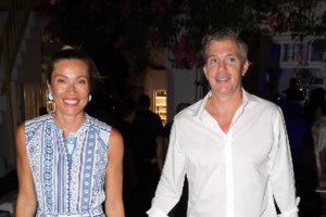 Μαριέττα Χρουσαλά - Λέων Πατίτσας: Βραδινή βόλτα χέρι-χέρι στη Μύκονο με απαράμιλλο στυλ [εικόνες]