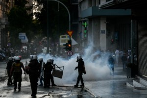 Επεισόδια στο κέντρο της Αθήνας με αντιεξουσιαστές και αντιεμβολιαστές - Τραυματίστηκε αστυνομικός - εικόνα 2