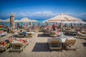 Τι αλλάζει από φέτος στις παραλίες - "Πλαφόν" σε ομπρέλες και ξαπλώστρες - Καταγγελίες μέσω app - εικόνα 2