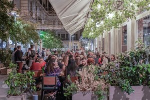 Πώς θα μπαίνουμε σε εστιατόρια και μπαρ: Τι ισχύει πλέον για εμβολιασμένους και ανεμβολίαστους- Πώς θα γίνεται ο έλεγχος