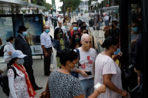 Στη "δίνη" του κορονοϊού ξανά Ευρώπη και ΗΠΑ - Ανησυχία από την αναζωπύρωση, χιλιάδες τα κρούσματα καθημερινά