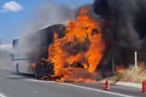 Θεσσαλονίκη: Φωτιά σε μονοκατοικία στην Άνω Πόλη - Ακούστηκαν εκρήξεις [Βίντεο]