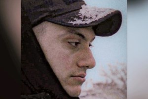 Κρήτη: Ράκος οι γονείς στην κηδεία του 22χρονου φοιτητή που καταπλακώθηκε από τοίχο στη Λάρισα - εικόνα 8