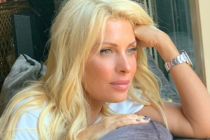 Ελένη Μενεγάκη: Αγκαλιά με τη μικρή Μαρίνα φορώντας μάσκες