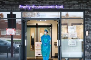 Μπόρις Τζόνσον: Χαλαρώνει τα μέτρα ενώ η Βρετανία μετρά πάνω από 20.000 νεκρούς - εικόνα 2