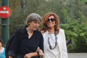 Μιμή Ντενίση: Η οσκαρική εμφάνιση στη Νέα Υόρκη - Το ολόλευκο φόρεμα με τις χρυσές λεπτομέρειες [Εικόνες] - εικόνα 3