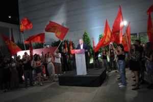 Απρόοπτο για τον Δ. Κουτσούμπα - Η στιγμή που καταρρέει από τον πόνο στη μέση - Διακόπηκε για λίγο η συνεδρίαση - εικόνα 3