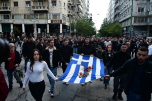 Πολυτεχνείο: Με τη μεγαλειώδη πορεία της Αθήνας κορυφώθηκαν οι τριήμερες εκδηλώσεις - Μολότοφ στη Θεσσαλονίκη [εικόνες, βίντεο] - εικόνα 3