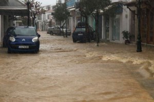 Ξάνθη: Φορτηγά ανατράπηκαν στη μέση του δρόμου, εξαιτίας των ισχυρών ανέμων [ απίστευτες εικόνες]