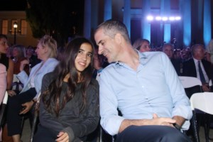 "Ποιος νομίζεις ότι είσαι;": Η Σία Κοσιώνη μίλησε για την κακή πρώτη συνάντηση με τον Κώστα Μπακογιάννη - εικόνα 4