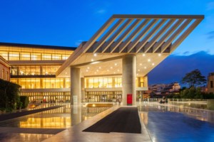 Παραμυθένιο το παγοδρόμιο στην πλατεία Κοτζιά: Χριστουγεννιάτικο χωριό με δένδρα, τέντες και λαμπάκια - εικόνα 6