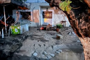 Φοινικούντα: Σε κίνδυνο τουρίστες και κάτοικοι από υπερχείλιση ποταμού – Κλειστοί δρόμοι από κατολισθήσεις [εικόνες] - εικόνα 2