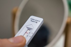 Self test: Στα φαρμακεία σε συσκευασίες των 25 με τα εξαρτήματα χωριστά - Αντιδράσεις φαρμακοποιών που πρέπει να τα συναρμολογήσουν