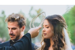 Κωνσταντίνα Παπαμιχαήλ: Το casual look της συζύγου του Άκη Πετρετζίκη με ψηλόμεσο τζιν και πουλόβερ - εικόνα 3