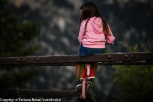 "Η κόρη μου είναι ατίθαση - Αποκλείεται να έχει συμβεί βιασμός": Στο πλευρό του πατριού η μητέρα της 13χρονης [Βίντεο] - εικόνα 2