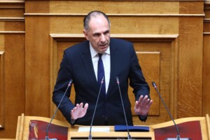 Κύπρος: Βίντεο της άγριας συμπλοκής στη Λάρνακα με τσεκούρια και σιδηρολοστούς - 100 μέτρα από την Αστυνομική Διεύθυνση - εικόνα 2