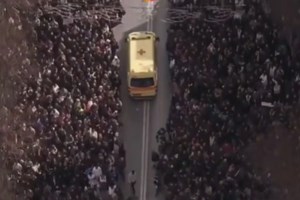 Τέμπη: Πατέρας θύματος καταγγέλλει αναίτια επίθεση αστυνομικών - "Μας έριξαν σπρέι στα μάτια και δακρυγόνα" [βίντεο]