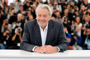 Σάλος με την επιθυμία του Αλέν Ντελόν να τον θάψουν μαζί με τον σκύλο του Loubo- "Δεν θα γίνει ευθανασία" διευκρινίζει η οικογένεια