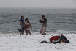 Το τόλμησε ο Γιώργος Μαζωνάκης: Αγνόησε τον καιρό φόρεσε μαγιό και πήγε στη θάλασσα