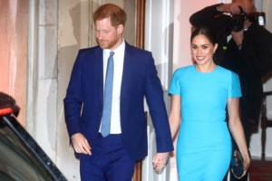 Η Κέιτ Μίντλετον με το πιο όμορφο summer white dress: Όλα τα βλέμματα πάνω της