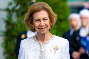 Βασίλισσα Λετίσια: Στους δρόμους της Μαδρίτης με το τέλειο office look - Το απίθανο βουργουνδί πλεκτό φόρεμα - εικόνα 4