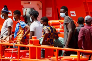 Ιταλία: Το Sea-Eye 4 αναμένει άδεια να αποβιβάσει 415 μετανάστες που διέσωσε στη Σικελία [βίντεο]