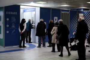 Κορονοϊός: "Black out" στο ίντερνετ καθυστερεί τους εμβολιασμούς στο Περιστέρι - Ουρές έξω απο το κέντρο [Εικόνες] - εικόνα 7