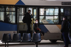 Χαλάρωση μέτρων την ημέρα αλλά σύσταση για περιορισμό της κυκλοφορίας από τις 12 το βράδυ ως 6 το πρωί