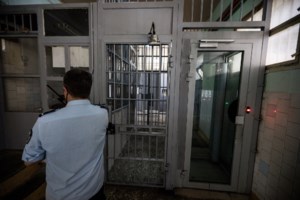 Επίθεση με μαχαίρι στην Κυψέλη: Άγνωστος τραυμάτισε 17χρονο στην κοιλιά για να τον ληστέψει