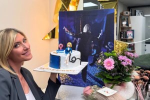 Κώστας Μπακογιάννης: Με τον μικρό Δήμο στους ώμους - Βόλτα στο Κολωνάκι με την Σία Κοσιώνη [Εικόνες] - εικόνα 2