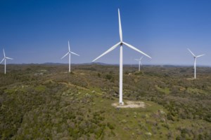 Εκτακτη εισφορά 33% στα κέρδη των διυλιστηρίων - Μόνιμος ο μειωμένος ΦΠΑ 13% σε ταξί και καφέ - Bonus σε συνταξιούχους