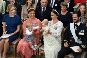 H απίστευτη τουαλέτα της Ντέμι Μουρ με χαλί και καναπέ! [Εικόνες]