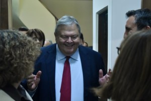 "Η Πτώση": Το βιβλίο που αναλύει την κατάρρευση του ΠΑΣΟΚ από τα μνημόνια- Μπορούσε να το αποφύγει; - εικόνα 4