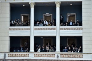 Βουλή: Καταχειροκροτήθηκε ο Σπύρος Μπιμπίλας στην εξομολόγησή του - "Ντρεπόμουν, έκλαιγα κρυφά... Μην κλάψουν άλλα παιδιά"