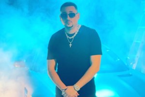 Στον Άλιμο ο αειθαλής Ζάχος Χατζηφωτίου για να θαυμάσει συλλεκτικά αυτοκίνητα - Ο απολαυστικός διάλογος με τον Δήμαρχο [Βίντεο]