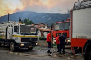 Φωτιά στην Κορινθία: Nέα μεγάλη αναζωπύρωση πάνω από τη Λαύκα στον Φενεό - Δοκιμάζεται ξανά η περιοχή