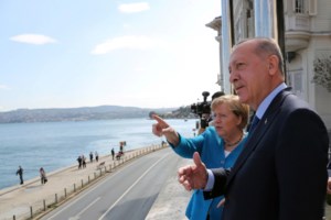 Αν. Μεσόγειος: Επικίνδυνος "συνωστισμός" στην κυπριακή ΑΟΖ - Πιέζει με το Oruc Reis η Άγκυρα - εικόνα 2