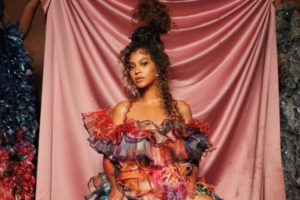 Εξοργισμένοι οι Ινδοί με τη Ριάνα: Πόζαρε γυμνόστηθη φορώντας μενταγιόν με τη μεγαλύτερη θεότητά τους [εικόνα] - εικόνα 2