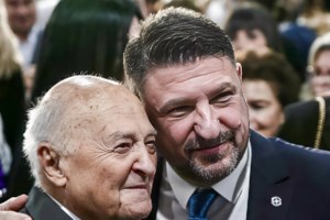 Ν.Χαρδαλιάς: Συγκίνηση στην κηδεία του πατέρα του - Ποιοι ήταν στο πλευρό του περιφεριάρχη [βίντεο] - εικόνα 8