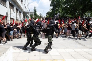 Θεσσαλονίκη: Πορεία διαμαρτυρίας κατά της πανεπιστημιακής αστυνομίας με πυρσούς έξω από το ΥΜΑΘ [Βίντεο] - εικόνα 3