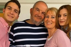 Τα δίδυμα Καραμανλή τελείωσαν το Λύκειο - Η τρυφερή οικογενειακή φωτογραφία με τους γονείς