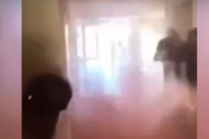 Λαμία: Αυτοκίνητο "καρφώθηκε" σε πυροσβεστικό κρουνό - Πλημμύρισε ο δρόμος [εικόνες]