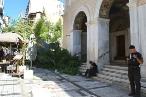 Μοναστηράκι: Συγκλονίζει η 53χρονη που τραυματίστηκε από την πτώση δέντρου - "Εχασα πολύ αίμα, χρειάστηκαν ράμματα στο κεφάλι"