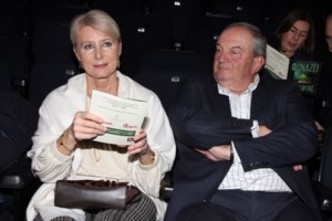 Η Νατάσα Παζαΐτη στο κέντρο που τραγουδάνε οι Βανδή-Ρέμος μαζί με τα παιδιά της Αλέξανδρο και Αλίκη Καραμανλή