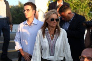 Η Μαρέβα Μητσοτάκη και ο γιος της, Κωνσταντίνος στα εγκαίνια της έκθεσης στη Δημοτική Πινακοθήκη Χανίων [Εικόνες]