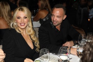 Κωνσταντίνα Σπυροπούλου: Κομψή στα μπουζούκια με ντραπέ μικρό μαύρο φόρεμα και μακριά ζακέτα pied de poule - εικόνα 6