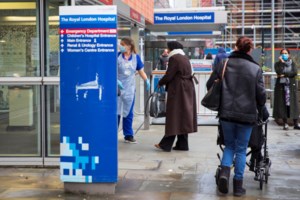 Η μετάλλαξη Όμικρον "σκεπάζει" τη Βρετανία: Ρεκόρ κρουσμάτων με 189.846 νέες μολύνσεις